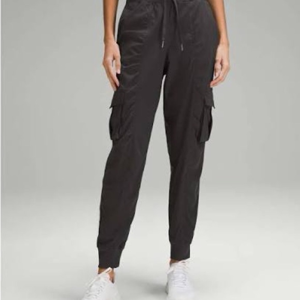 Lululemon LIKE NEW Dance Studio Relaxed-Fit Mid-
Rise Cargo Jogger